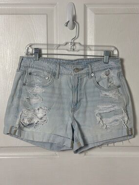 AMERICAN EAGLE Tomgirl Shorts size 8 distressed light blue denim 3” inseam